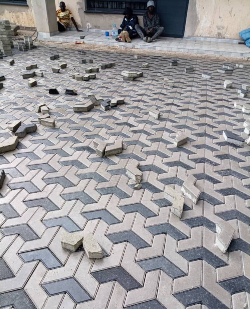 Two-tone interlocking paving pattern